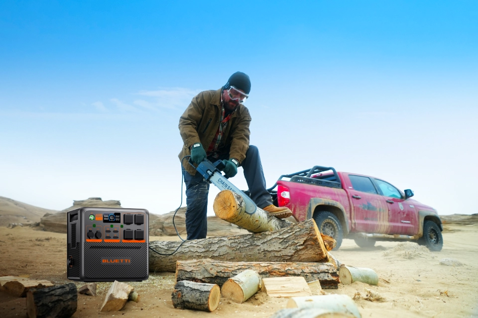 BLUETTI AC240P zasilanie piły łańcuchowej