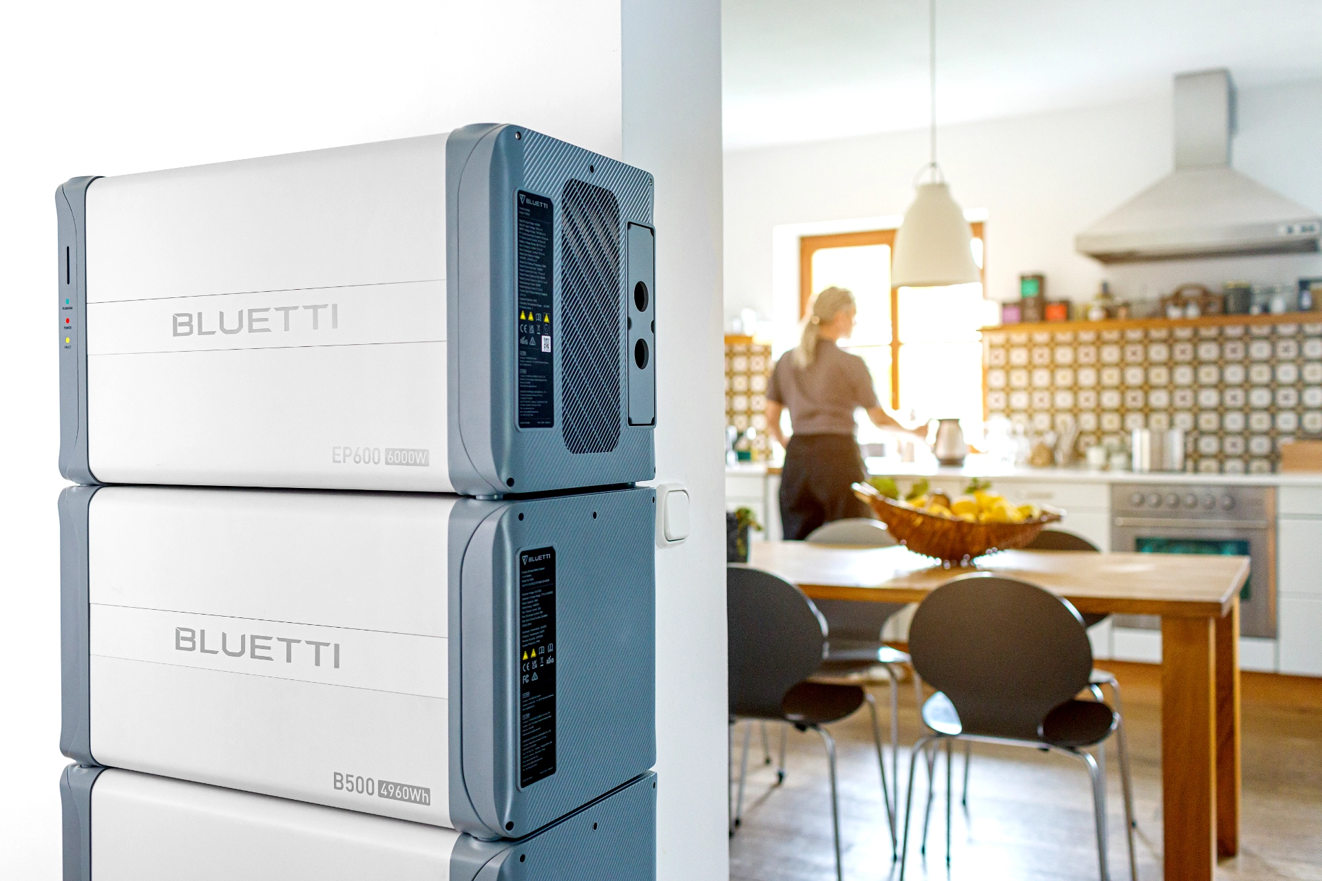 Domowy magazyn energii BLUETTI EP600 z modułami B500 zainstalowany w kuchni nowoczesnego domu jednorodzinnego