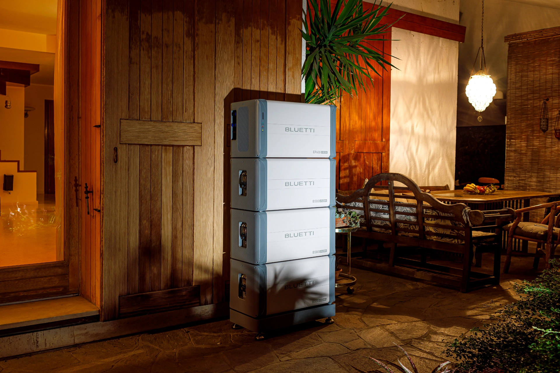 Modułowy system BLUETTI EP600 z bateriami B500 zapewniający wieczorne zasilanie domu przy tarasie wejściowym