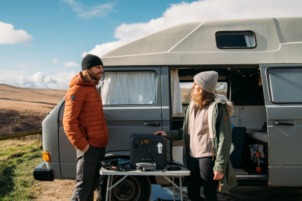 Stacje zasilania BLUETTI na kempingu